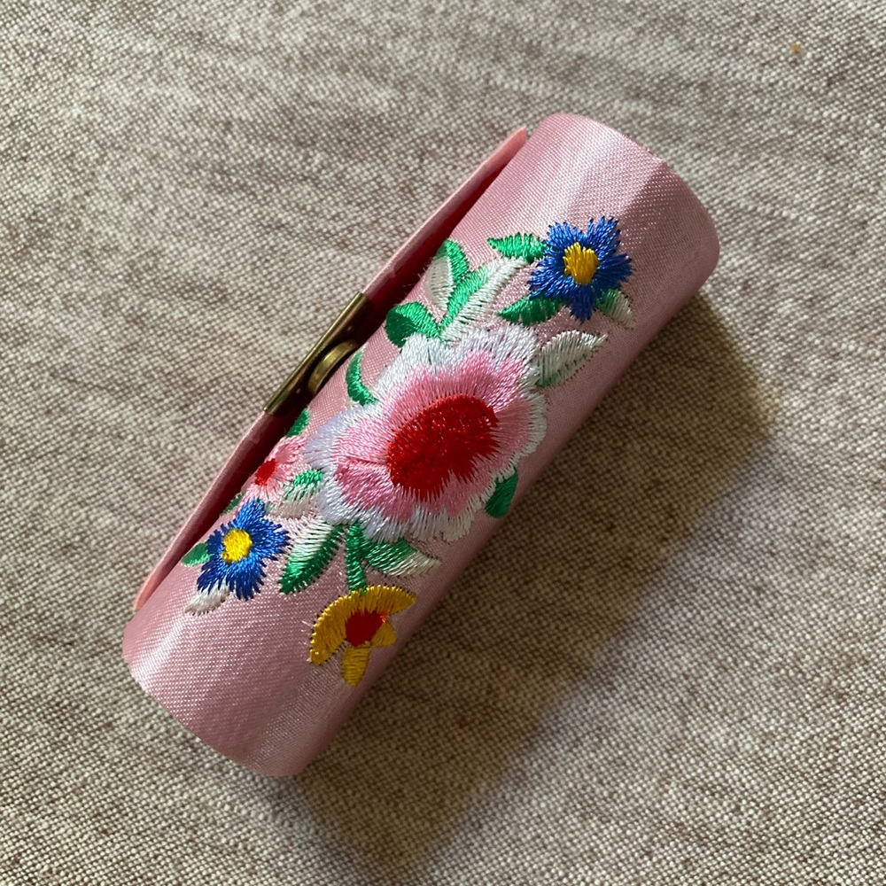 EMBROIDERED PINK LIPSTICK WITH MIRROR NEW